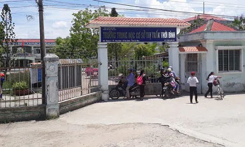 Sẽ cấm đứng lớp, điều chuyển công tác đối với thầy giáo bị \'tố\' sàm sỡ nữ sinh?